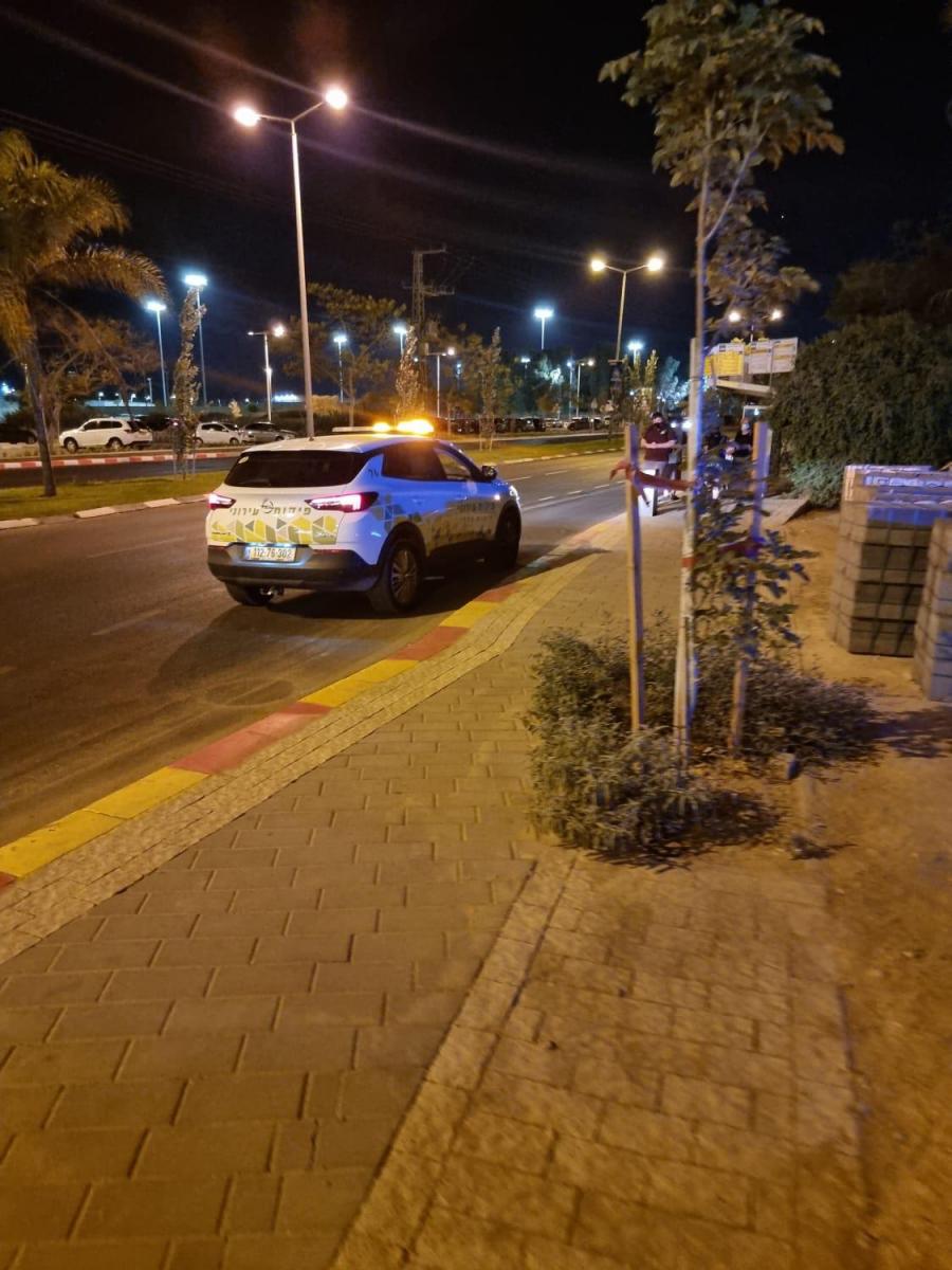 ניידת בפתח הבניין בו פעלה עובדת המין (צילום: דוברות עיריית ב''ש)